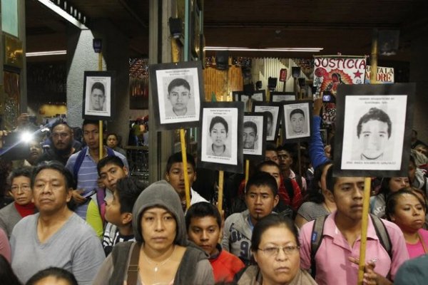 I familiari di Ayozinapa chiedono giustizia nella Basilica, da cui partirà la visita del Papa in Messico